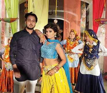 ‘Mote Ki Gharwali’ शूटिंग: अभिनेत्री हिमांशी गोस्वामी को देखने के लिए हवेली में उमड़ी भीड़, बुलानी पड़ी पुलिस ‘Mote Ki Gharwali’ शूटिंग: अभिनेत्री हिमांशी गोस्वामी को देखने के लिए हवेली में उमड़ी भीड़, बुलानी पड़ी पुलिस