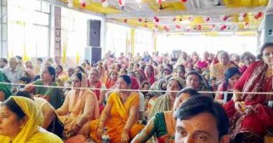 Muzaffarnagar News: शुकतीर्थ मंदिर प्रांगण में कथा सुन भाव विभोर हुए श्रद्धालु