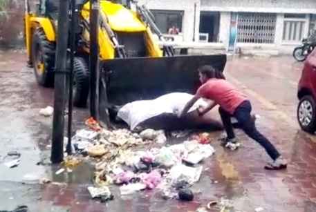 Khatauli- विद्युत पोल में आए करंट की चपेट में आने से गौवंश की दर्दनाक मौत, नही आया कर्मचारी