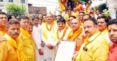 Muzaffarnagar News: विभिन्न बैण्ड बाजो एवं सुन्दर-सुन्दर झांकियो के साथ भगवान परशुराम शोभायात्रा निकाली