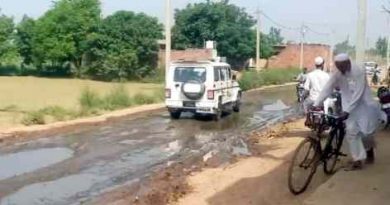 Muzaffarnagar News: मंडावली खादर से वैली तक १७ किमी की सड़क में गहरे गड्ढे, नागरिक हलकान