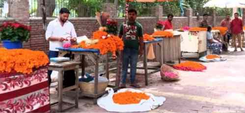 Muzaffarnagar News: फूलों की दुकाने सजी कम्पनी बाग के बाहर Muzaffarnagar News: फूलों की दुकाने सजी कम्पनी बाग के बाहर