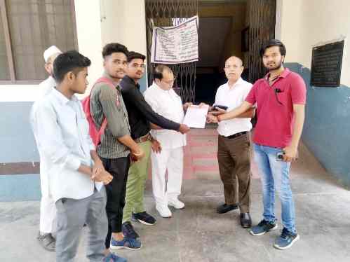 Muzaffarnagar News: एबीवीपी कार्यकर्ताओं ने जिला विद्यालय निरीक्षक के नाम दिया ज्ञापन Muzaffarnagar News: एबीवीपी कार्यकर्ताओं ने जिला विद्यालय निरीक्षक के नाम दिया ज्ञापन