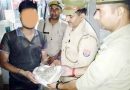 Muzaffarnagar News: सड़क पर मिला चांदी व नकदी से भरा बैग, पुलिस ने किया सुपुर्द