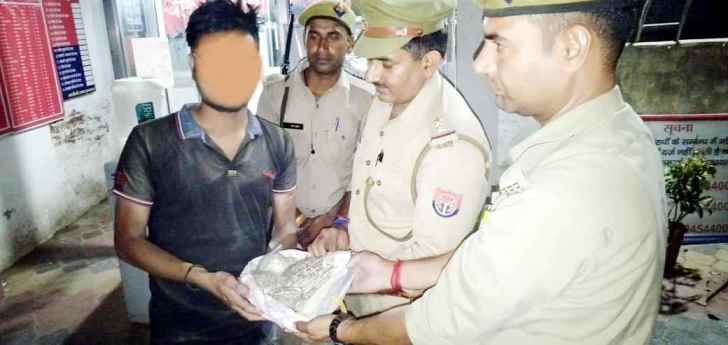 Muzaffarnagar News: सड़क पर मिला चांदी व नकदी से भरा बैग, पुलिस ने किया सुपुर्द