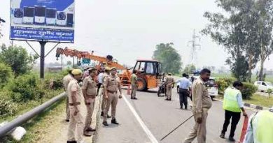 Muzaffarnagar: योगी आदित्यनाथ के सख्त आदेश निर्देशों के बाद हाईवों पर चला अभियान, अवैध होर्डिग्स को हटवाया