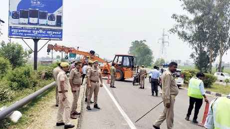 Muzaffarnagar: योगी आदित्यनाथ के सख्त आदेश निर्देशों के बाद हाईवों पर चला अभियान, अवैध होर्डिग्स को हटवाया