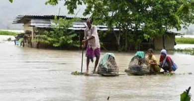 Assam में बाढ़ के कारण हाहाकार, 500 से अधिक परिवार रेलवे ट्रैक पर रहने को मजबूर 3 Flood In Assam
