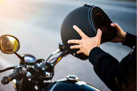Mumbai: बाइक पर पीछे बैठ सवारी करने वालों के लिए Helmet अनिवार्य