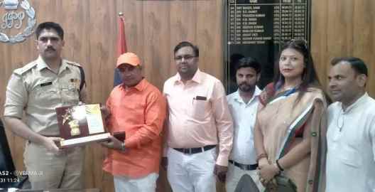 अखिल भारत Hindu Mahasabha द्वारा एसएसपी अभिषेक यादव को किया सम्मानित- योगेंद्र वर्मा
