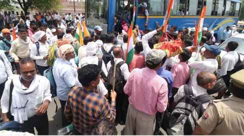 Lucknow- गिरफ्तार हों ‘सहारा श्री’-सहारा के मालिक के खिलाफ जोरदार प्रदर्शन