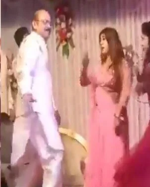 Prayagraj News: बार बालाओं के साथ डांस करते तीर्थ पुरोहित, वीडियो वायरल 9 Prayagraj News