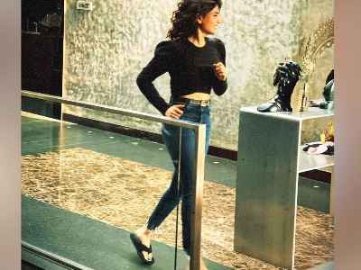 एक ही पैर में चप्पल पहन दौड़ते दिखीं Samantha Ruth Prabhu एक ही पैर में चप्पल पहन दौड़ते दिखीं Samantha Ruth Prabhu