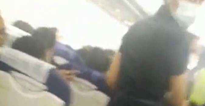 Varanasi News: इंडिगो एयरलाइंस के पायलट ने उड़ान भरने से किया इनकार, दो यात्रियों के बीच कहासुनी के बाद जमकर विवाद Varanasi News: इंडिगो एयरलाइंस के पायलट ने उड़ान भरने से किया इनकार, दो यात्रियों के बीच कहासुनी के बाद जमकर विवाद