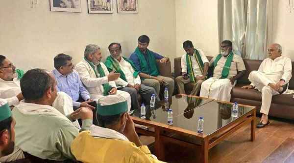 कांग्रेस नेता भूपेंद्र सिंह हुड्डा से दिल्ली में मुलाकात की Rakesh Tikait समेत कई किसान नेताओं ने कांग्रेस नेता भूपेंद्र सिंह हुड्डा से दिल्ली में मुलाकात की Rakesh Tikait समेत कई किसान नेताओं ने