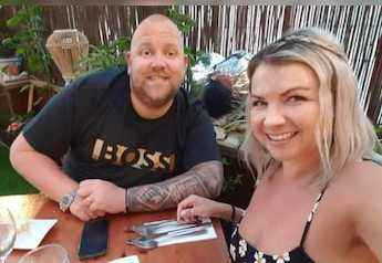 घर में अकेले बैठे पति Robbie Mcmillan ने की मस्ती, अपनी बीवी को ही डाल दिया ऑनलाइन सेल पर घर में अकेले बैठे पति Robbie Mcmillan ने की मस्ती, अपनी बीवी को ही डाल दिया ऑनलाइन सेल पर