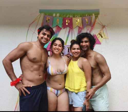 पूल में एन्जॉय करते Ira Khan की बर्थडे पार्टी पूल में एन्जॉय करते Ira Khan की बर्थडे पार्टी