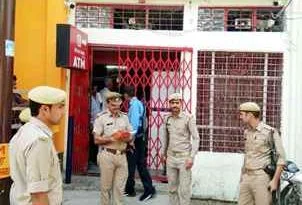 Muzaffarnagar News: बैंक परिसर के बाहर खड़े दुपहिया वाहनों की चेकिंग 2 Muzaffarnagar News