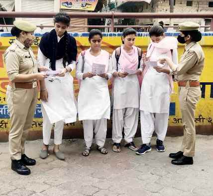 Khatauli/Muzaffarnagar News: अपराधो के बारे में जागरूक किया , पंपलेट वितरित किए