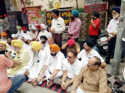 Muzaffarnagar News: पंजाबी समाज ने भरी हुंकार दम हो तो प्रशासन करे गिरफ्तार, एक दिवसीय सांकेतिक धरना दिया Muzaffarnagar News: पंजाबी समाज ने भरी हुंकार दम हो तो प्रशासन करे गिरफ्तार, एक दिवसीय सांकेतिक धरना दिया