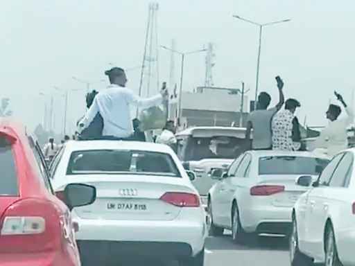 Muzaffarnagar News: स्टंटबाजी का वीडियो हुआ वायरल, Police ने कार्रवाई की Muzaffarnagar News: स्टंटबाजी का वीडियो हुआ वायरल, Police ने कार्रवाई की