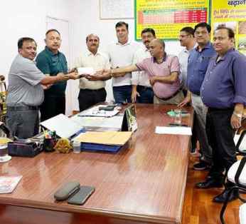 खतौली/Muzaffarnagar News: निराश्रित पशुओं के लिए सहयोग धनराशि की एकत्रित, जिला गन्ना अधिकारी को हस्तगत