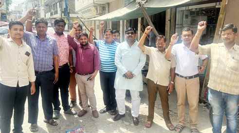 Muzaffarnagar News: सदर बाजार व्यापारियों द्वारा खराब लाईटे ठीक करने की मांग