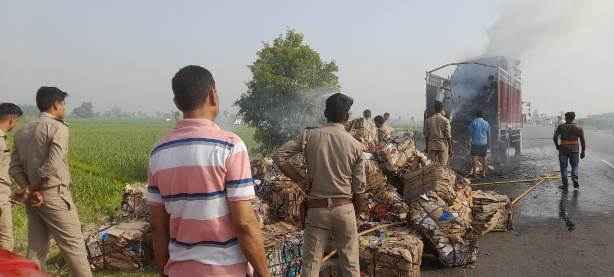 Khatauli News: हाईवे से गुजर रहे रद्दी से भरे कैंटर में लगी आग, राहगीरों में अफरा-तफरी का माहौल