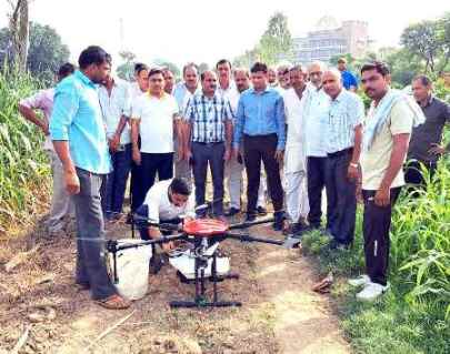 Muzaffarnagar News: गन्ने की फसल पर नैनो यूरिया के ड्रोन द्वारा कराया स्प्रे का लाइव डेमो Muzaffarnagar News: गन्ने की फसल पर नैनो यूरिया के ड्रोन द्वारा कराया स्प्रे का लाइव डेमो