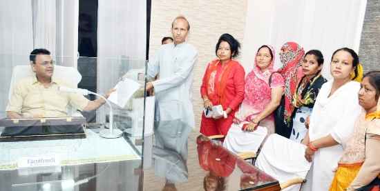 Muzaffarnagar News: डीएम से लगाई कैन्टीन आवंटित कराने की गुहार