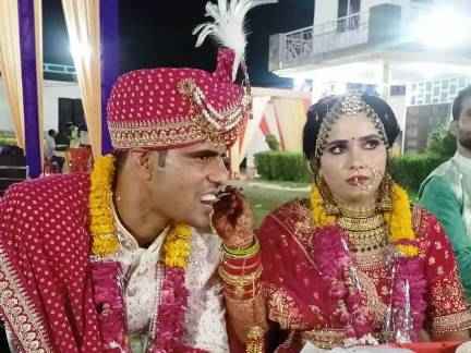 Etawah News Viral: परिवारों की रजामंदी के बाद महिला थाना प्रभारी ने अलीगढ़ के सिपाही संग लिए सात फेरे