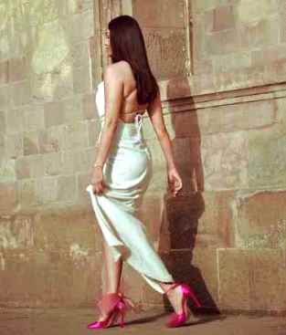 बैकलेस गाउन में कराया जबरदस्त फोटोशूट  Mrunal Thakur ने