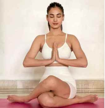 Ghost की शूटिंग में बिजी Sonal Chauhan का योगा लुक वायरल
