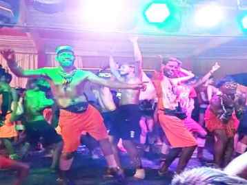 Muzaffarnagar News: बम-बम भोले के जयघोष के साथ शिविरों में डीजे पर नाच रहे कांवडिये