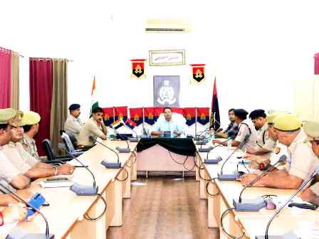 Muzaffarnagar News: वरिष्ठ पुलिस अधीक्षक ने किया पुलिसकर्मियों को ब्रीफ