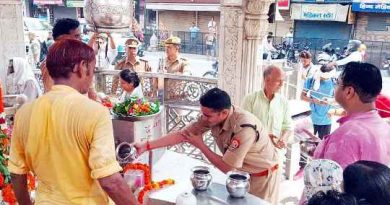 Muzaffarnagar: मंदिरों में उमड़ी श्रद्धालुओं की भीड, एसएसपी ने भी किया जलाभिषेक