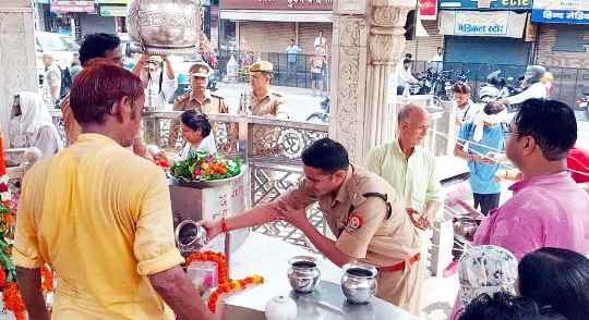 Muzaffarnagar: मंदिरों में उमड़ी श्रद्धालुओं की भीड, एसएसपी ने भी किया जलाभिषेक
