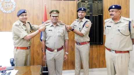 Muzaffarnagar News: निरीक्षक पद पर प्रोन्नत हुए २० उप-निरीक्षक, एसएसपी ने स्टार लगाकर किया सम्मानित