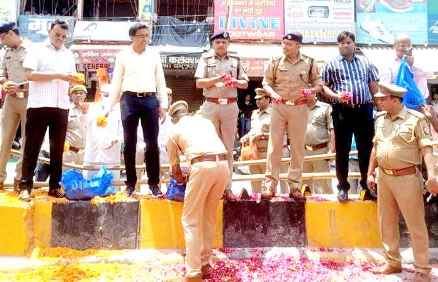 Muzaffarnagar News: कांवड व्यवस्था का जायजा लिया, शिवभक्तों पर की पुष्पवर्षा