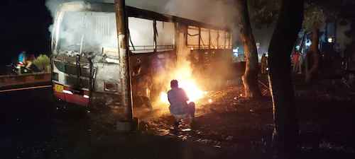 Muzaffarnagar News: श्मशान घाट के पास देर रात्रि बस में लगी आग से मचा हड़कम्प Muzaffarnagar News: श्मशान घाट के पास देर रात्रि बस में लगी आग से मचा हड़कम्प