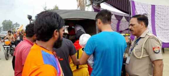 Muzaffarnagar News: नेशनल हाईवे ५८ पर कार पोल से टकराई कई हुए घायल