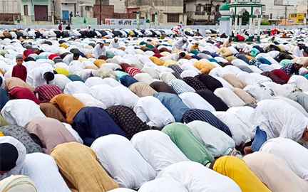 Muzaffarnagar News: ईद पर खुदा की बारगाह में झुके सिर, दुआ मांगी Muzaffarnagar News: ईद पर खुदा की बारगाह में झुके सिर, दुआ मांगी