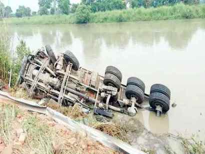Muzaffarnagar News: चालक को झपकी आने से रोड़ी-बजरी से भरा ट्रक गंगनहर में गिरा
