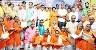 शुकतीर्थ News: संस्कृत के छात्रों को दण्डी आश्रम में अंगवस्त्र किये भेंट