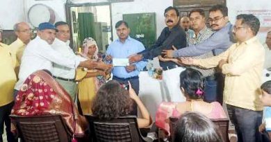 Muzaffarnagar News: शिक्षणेत्तर कर्मचारी के परिवार को आर्थिक सहयोग प्रदान किया
