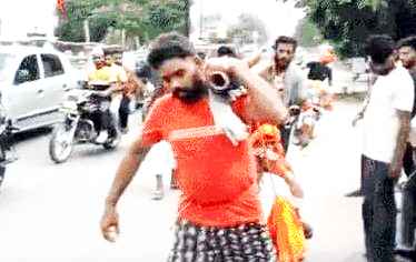 Muzaffarnagar News: कांवड़ यात्रा में मां-भाई को कंधे पर उठाकर निकले, दोस्त भी दे रहा है साथ Muzaffarnagar News: कांवड़ यात्रा में मां-भाई को कंधे पर उठाकर निकले, दोस्त भी दे रहा है साथ