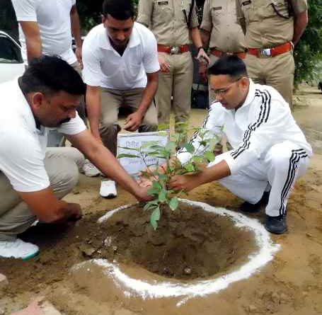 Muzaffarnagar News: वृक्षारोपण को बढावा देने के उद्देश्य से वन महोत्सव अभियान, छात्र/छात्राओं ने बढचढकर हिस्सा लिया Muzaffarnagar News: वृक्षारोपण को बढावा देने के उद्देश्य से वन महोत्सव अभियान, छात्र/छात्राओं ने बढचढकर हिस्सा लिया