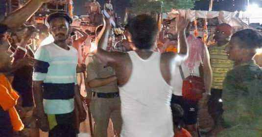 हरिद्वार में Muzaffarnagar व हरियाणा के कांवडियों के बीच संघर्ष, एक की मौत, कईं घायल हरिद्वार में Muzaffarnagar व हरियाणा के कांवडियों के बीच संघर्ष, एक की मौत, कईं घायल