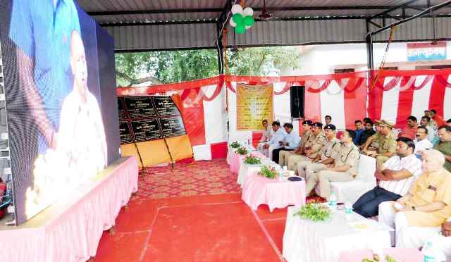 Muzaffarnagar News: सीएम योगी ने नवनिर्मित बैरिक एवं विवेचना कक्ष का वर्चुअल लोकार्पण किया Muzaffarnagar News: सीएम योगी ने नवनिर्मित बैरिक एवं विवेचना कक्ष का वर्चुअल लोकार्पण किया