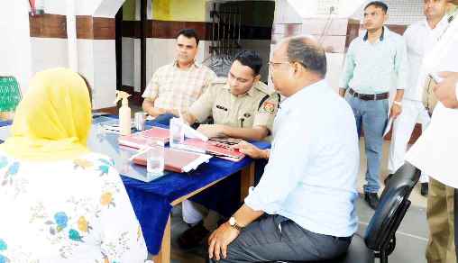 Muzaffarnagar News: थाना चरथावल में डीएम-एसएसपी ने सुनी समस्याएं